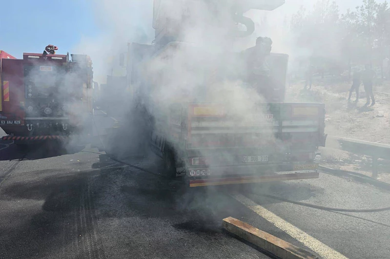 Araç yangını ekiplerin hızlı müdahalesiyle söndürüldü