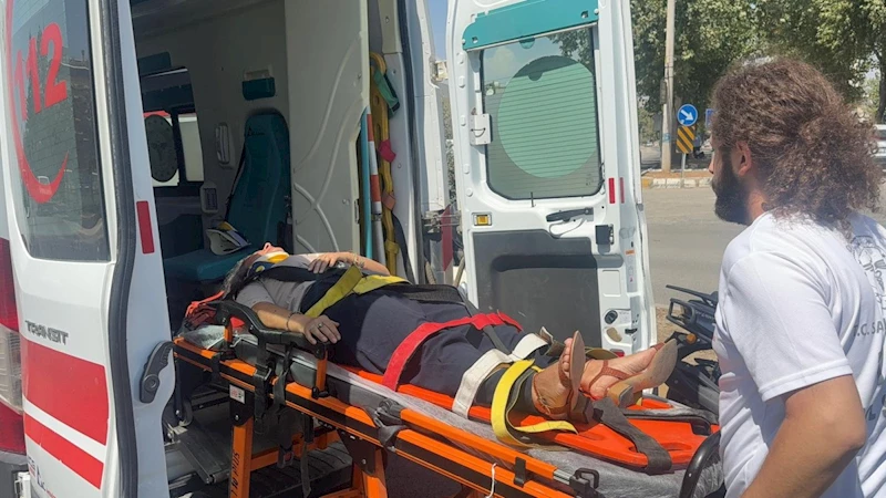 Adıyaman’da minibüs ile otomobilin karıştığı kazada 1 kişi yaralandı  - Videolu Haber