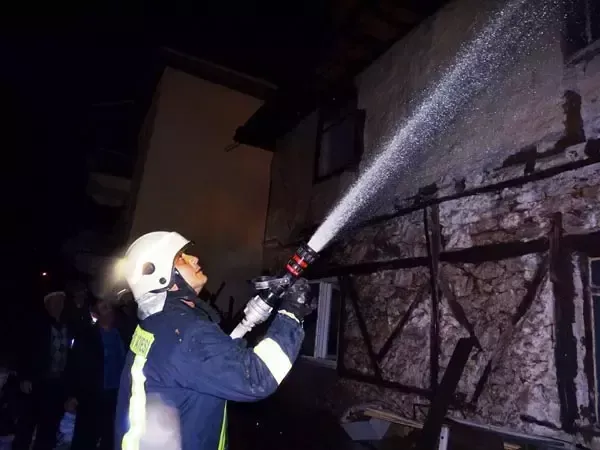 Aşkale’de ot depolarında yangın: köylü itfaiye ile müdahale etti