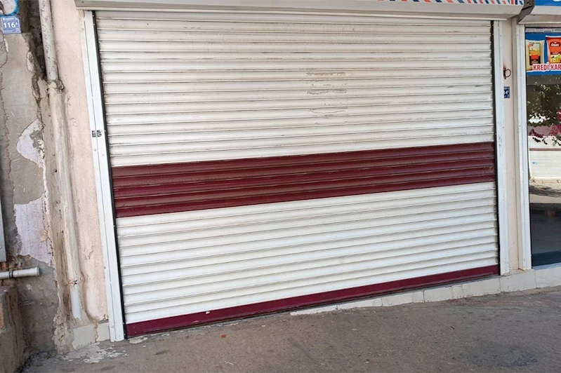 Elektrik kesilince dükkânda mahsur kaldı