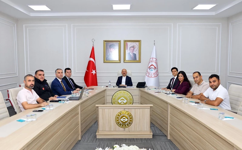 Vali Yardımcılarıyla deprem konutları ve altyapı hizmetleri değerlendirildi 