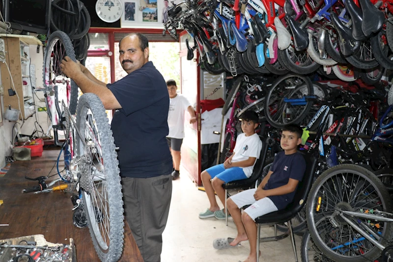 Bisikletçi Murat Usta: 40 yıldır çocukların gönlünde taht kuruyor