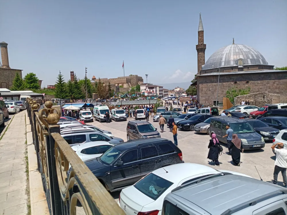 Bu şehirde cenaze namazı kılınabilecek başka cami yok mu?