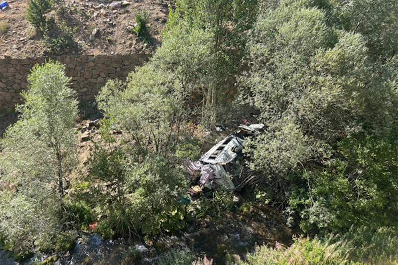 Tarım işçilerini taşıyan minibüs uçuruma yuvarlandı: 3 ölü, 18 yaralı