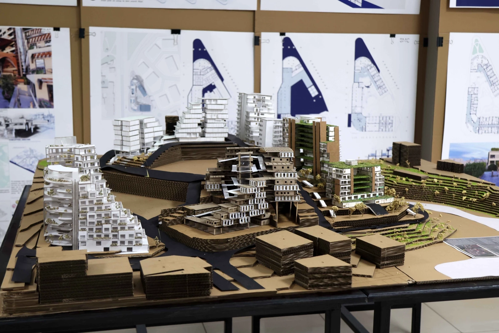 İzmir Karabağlar’da kentsel dönüşüm için yeni nesil tasarımlar sergisi açıldı