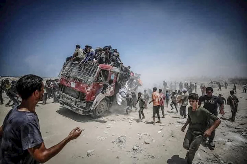 Katil rejimin tehlikeli yola yönlendirdiği yardım tırı devrildi: 20 şehit, onlarca yaralı