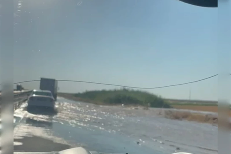 Mardin’de ana isale hattı patladı yol göle döndü