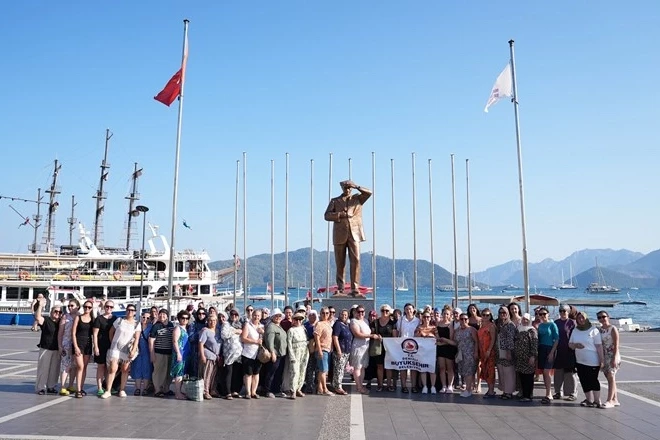 Yüzme öğrenen kadınlar Marmaris’te denizle buluştu