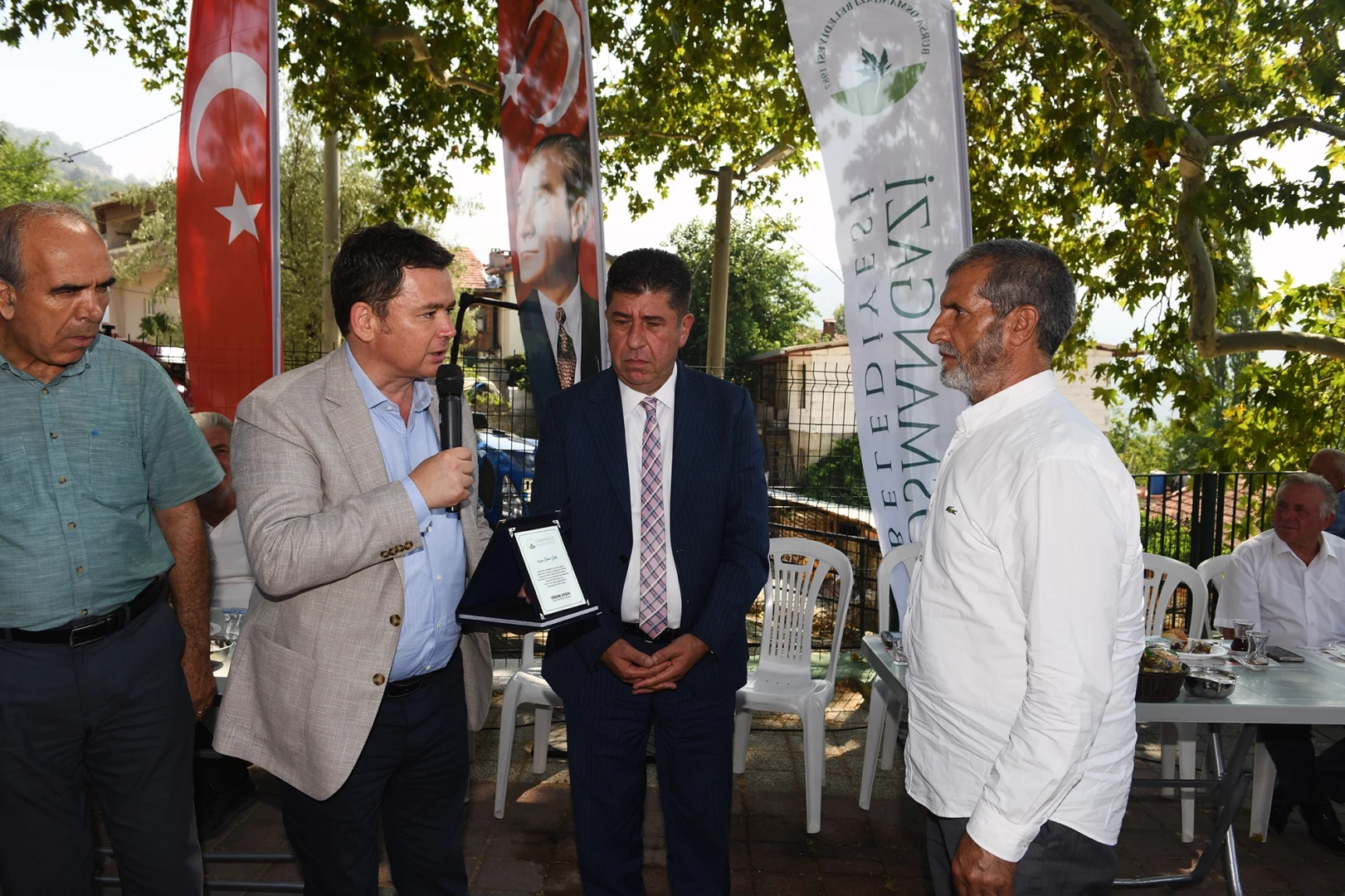 Bursa Osmangazi’nin gönüllü temizlik elçilerine teşekkür plaketi