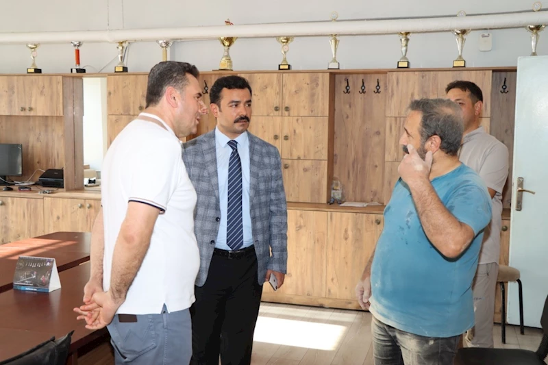 Kahta’da Kubilay Ortaokulu idarecilerinden el birliğiyle okul tadilatı 