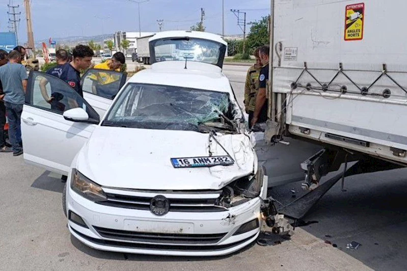Otomobil, park halindeki tıra çarptı: 1 ağır yaralı