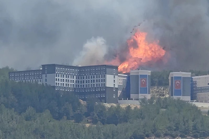 Çanakkale’de orman yangını büyüyor: Tahliyeler başladı, boğaz trafiği kapatıldı