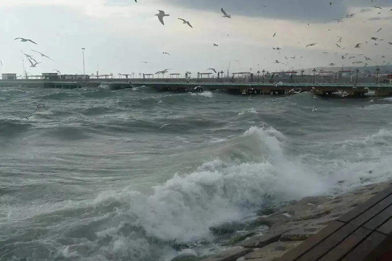 4 ilde olumsuz hava nedeniyle denize girmek yasaklandı