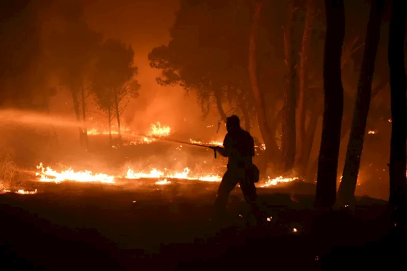 Atina’da yangın alarm seviyesi en yüksek düzeye çıkarıldı