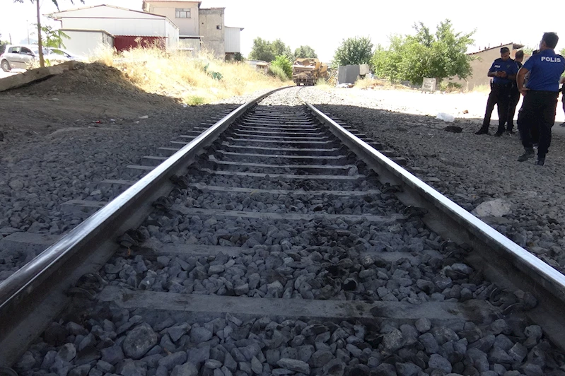 Yük treninin çarptığı yaya ağır yaralandı