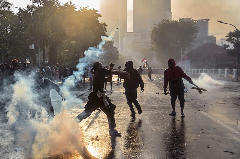 Endonezya’da devam eden protestolarda 6 kişi öldü, ordu sokakta
