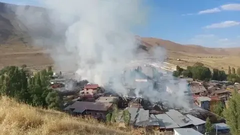 Erzurum’da Köy Yangını: 15 Ev Küle Döndü, Soğutma Sürüyor