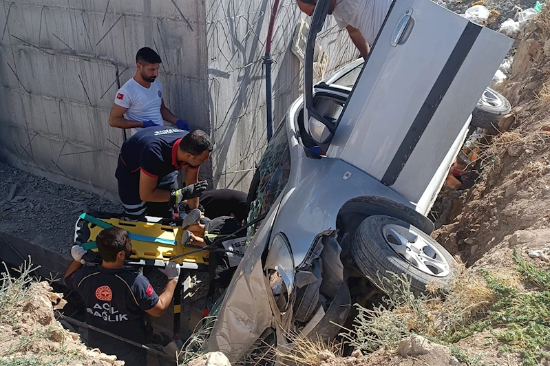 Direksiyon hakimiyetini kaybeden sürücü inşaat boşluğuna düştü