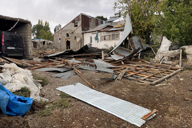 Ağrı’da etkili olan fırtına köyde büyük hasara yol açtı