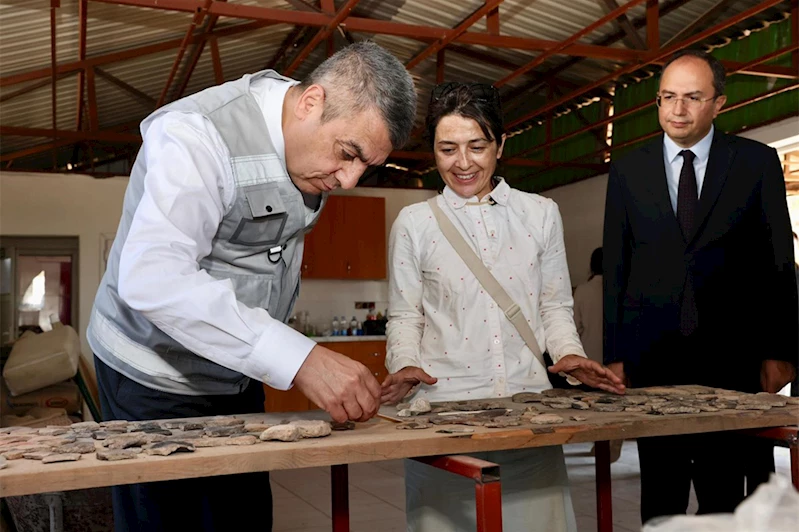 Mersin Valisi Toros, Yumuktepe Höyüğü kazı alanını inceledi