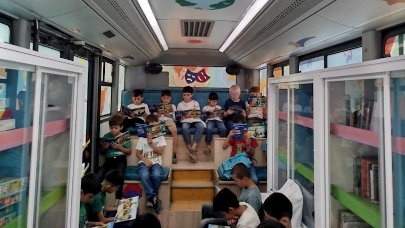 Yaz Tatiline Mobil Çocuk Kütüphanesi Renk Getirdi