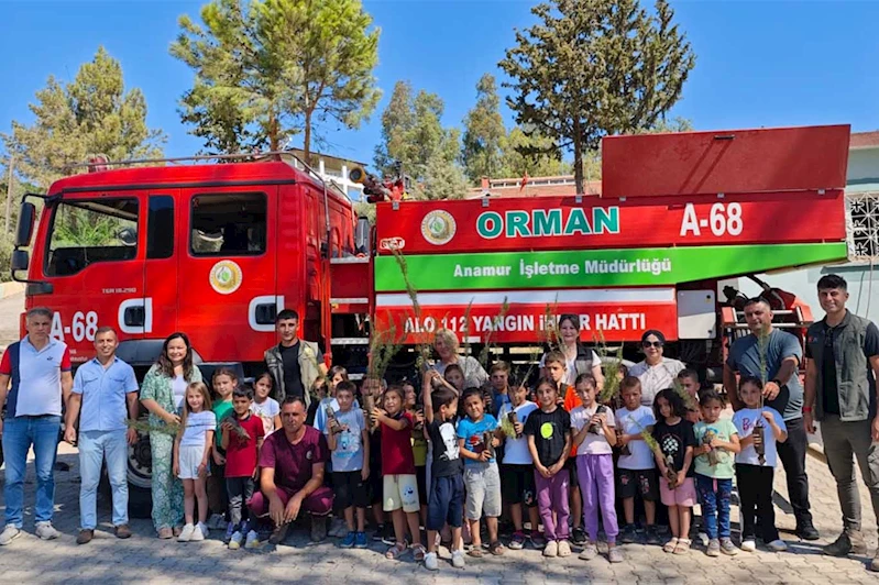 Mersin’de öğrencilere fidan dağıtıldı