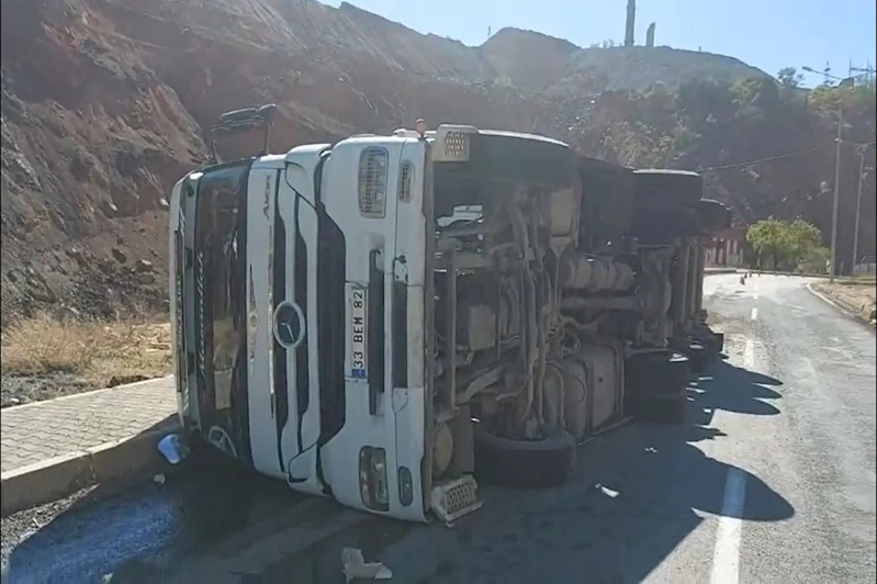 Elazığ’dan Diyarbakır’a giden tır devrildi: Sürücü yaralandı