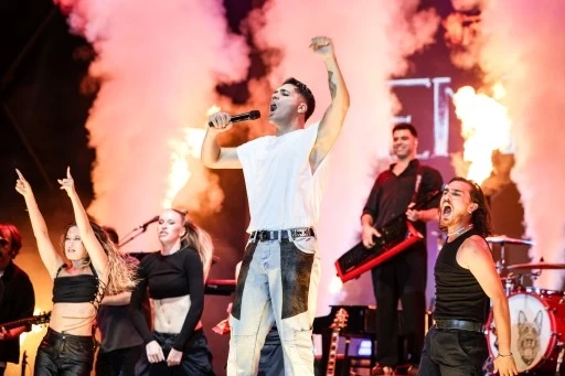 Emir Can İğrek’ten masalsı gece