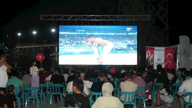 Adıyamanlılar, ‘12 Dev Adam coşkusunu’ dev ekranda yaşadı  