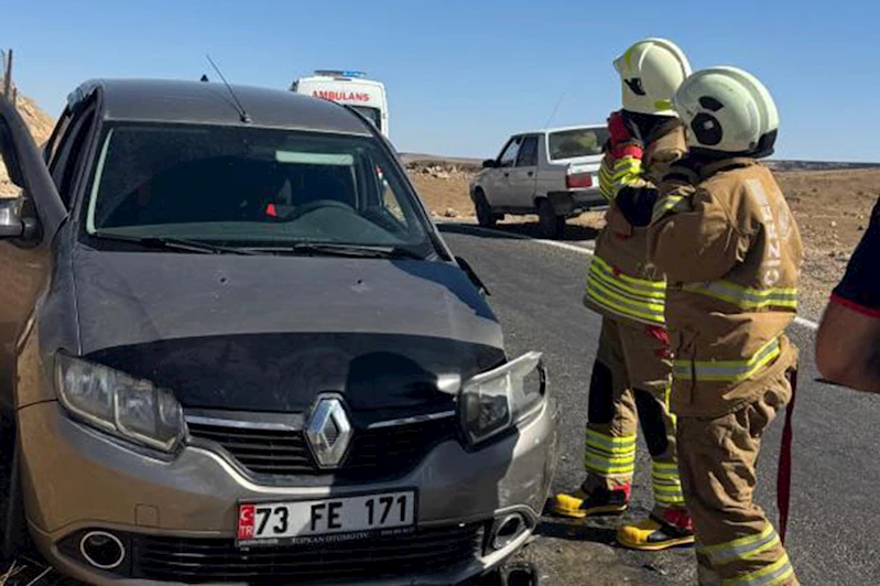 Hafif ticari araç ile otomobil çarpıştı: 2 yaralı