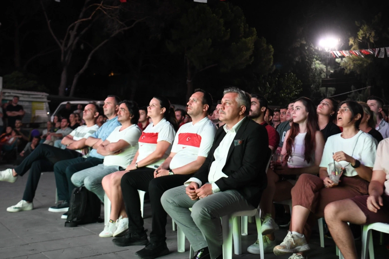 12 Dev Adam’ın final heyecanı Bornova’da dev ekranda yaşanacak