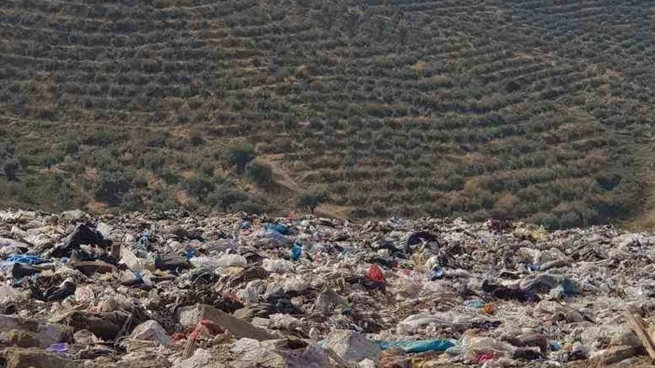 İzmir’de biriken çöpler yangın riskini artırıyor