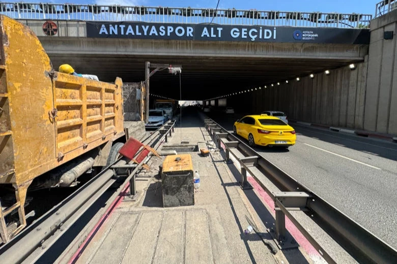 Antalya’da yağmur sezonu öncesi altyapı temizliği hız kazandı