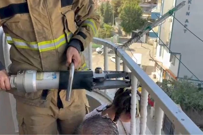 Başı demirlere sıkışan çocuk, itfaiye ekipleri tarafından kurtarıldı