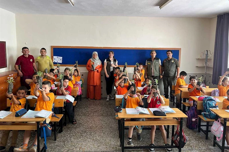 Anamur’da eğitim yılında öğrencilere fidan dağıtıldı