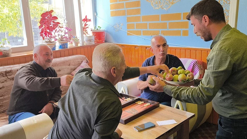 İşyerinde Meyve Ağacından aldığı hasadı müşterilerine ikram etti