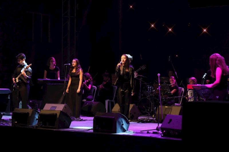 MOD10 Gençlik Orkestrası Altınova’da Kurtuluş Coşkusunu Canlandırdı