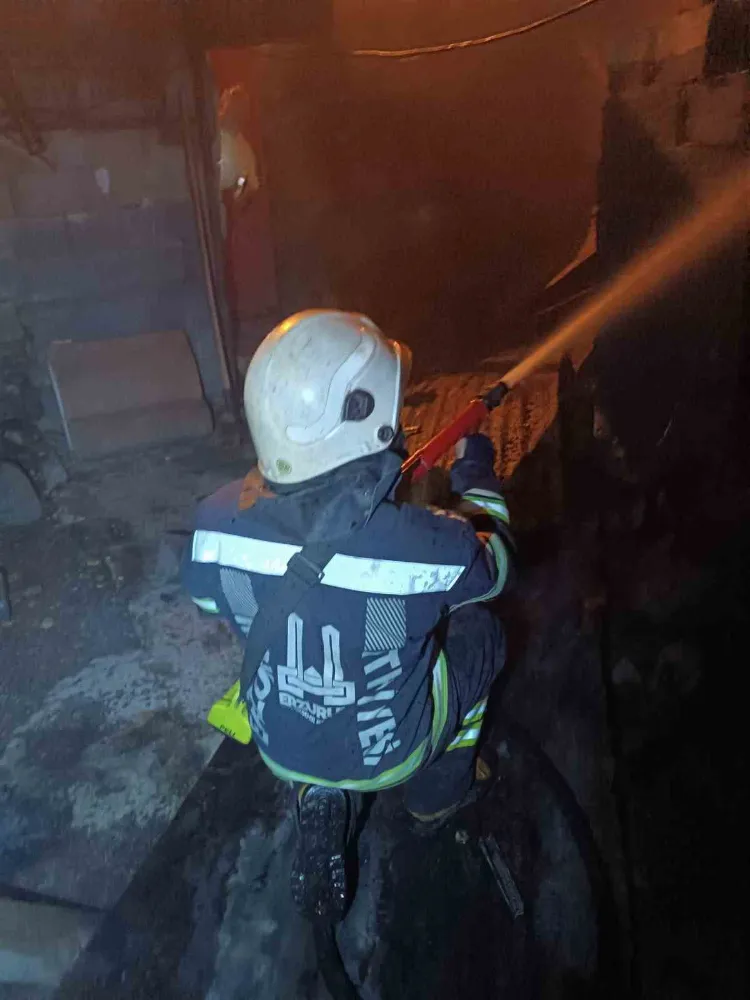 Erzurum’da Terk Edilmiş Ev Cayır Cayır Yandı