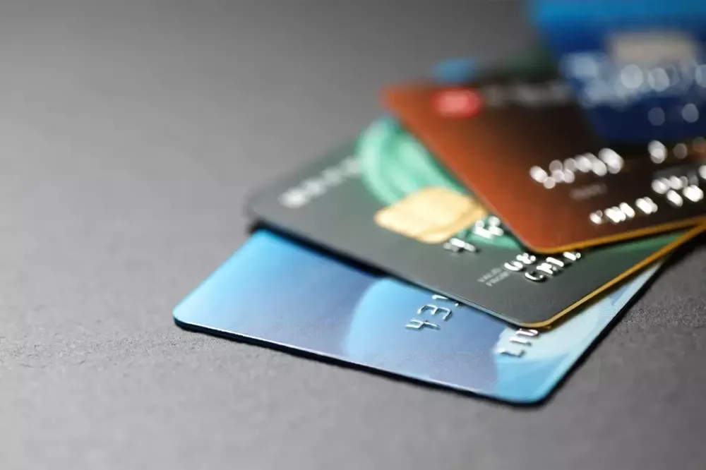 Merkez Bankası müjdeyi verdi: Kredi kartı faiz oranları düştü!