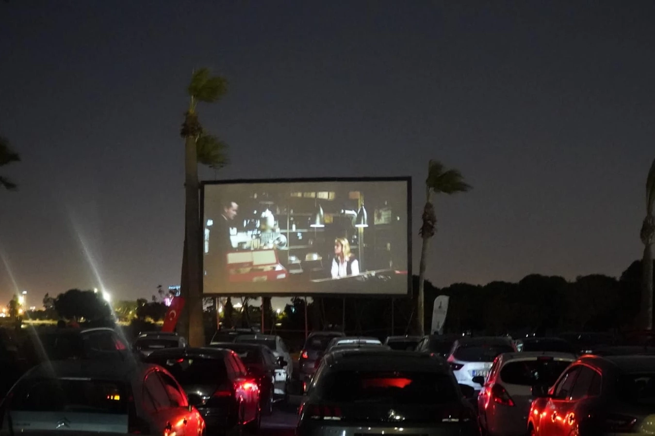 İzmir’de arabada film keyfi