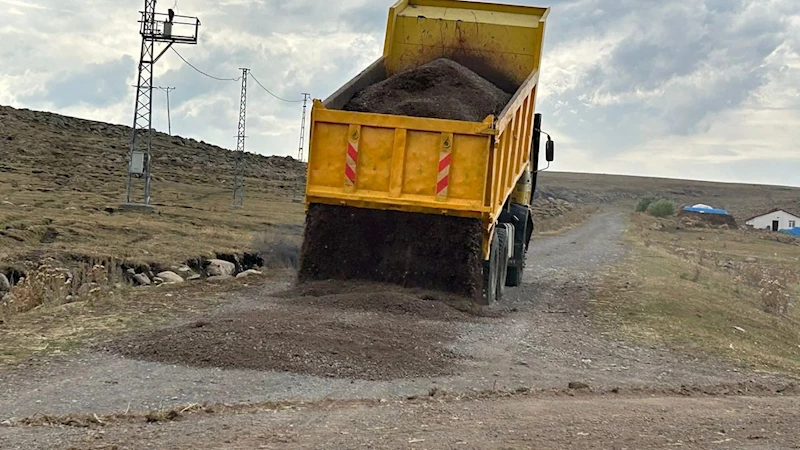 Susuz’da köy yollarında bakım ve onarım çalışmaları sürüyor