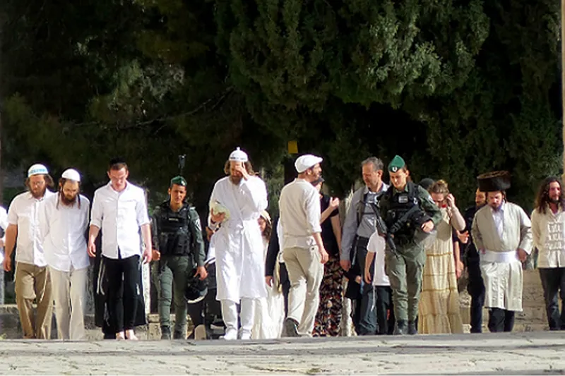 Yüzlerce siyonist yerleşimci, işgal kuvvetlerinin yoğun koruması altında Mescid-İ Aksa’yı bastı
