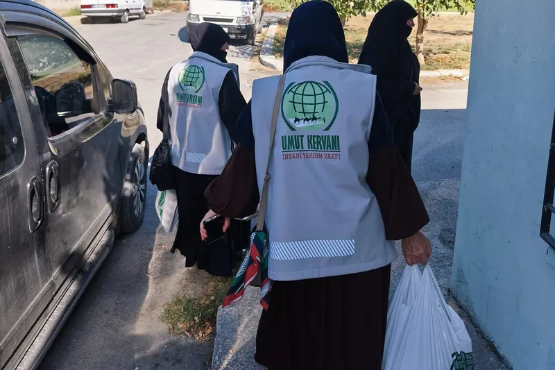 Tarsus Umut Kervanı Kadın Kolları’ndan ihtiyaç sahiplerine destek