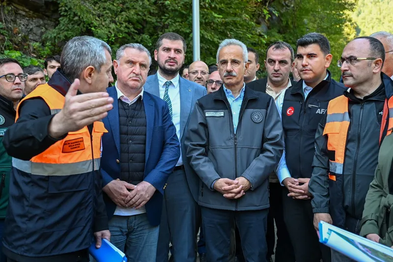 Bakan Uraloğlu, selin vurduğu Artvin