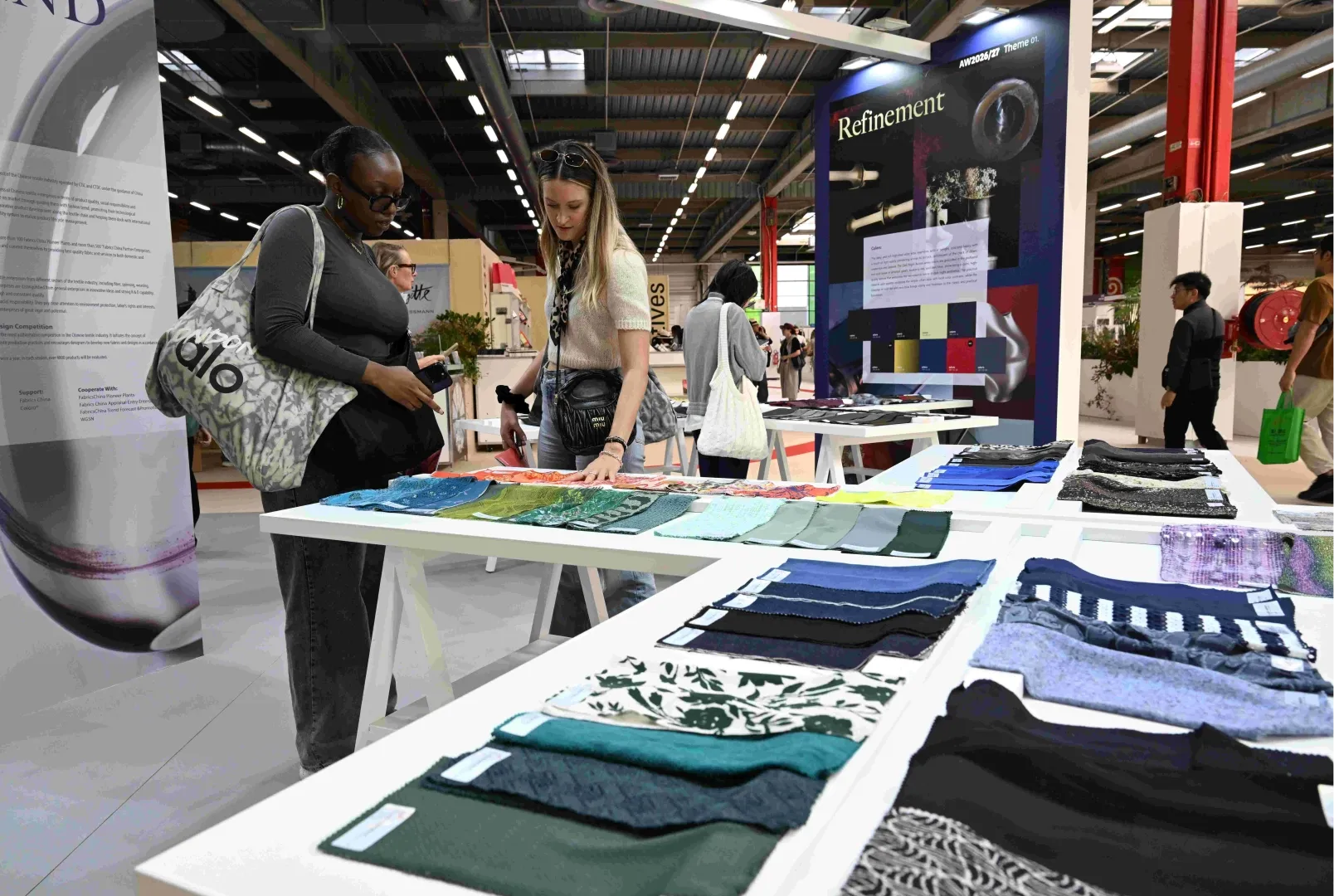 Bursa kumaşları Paris’te genç tasarımcılarla küresel vitrinlerde parladı