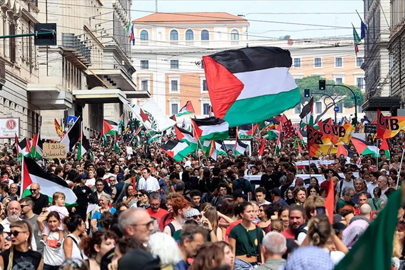 İtalya’da Filistin için hayat durdu: 60 şehirde protesto, limanlar ve okullar kapandı