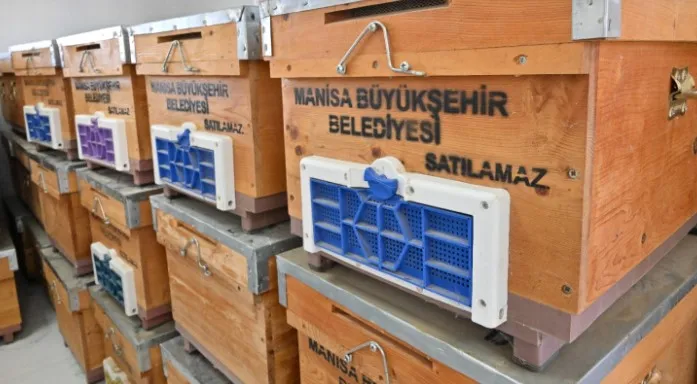 Manisa Büyükşehir’den Kırkağaçlı Kadınlara Kovan ve Ekipman Desteği