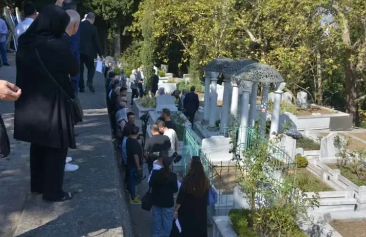 Zeki Müren Bursa’da mezarı başında anıldı