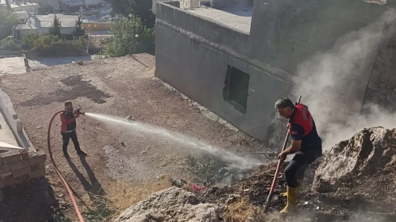 Besni Ciritmeydan Mahallesi’nde çıkan yangın söndürüldü  