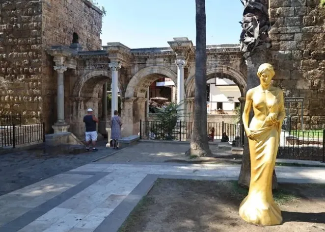 Antalya’da Venüs Heykelleri Şehri Süslemeye Başladı